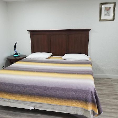 Hôtel Xs Dealz à Toronto Extérieur photo